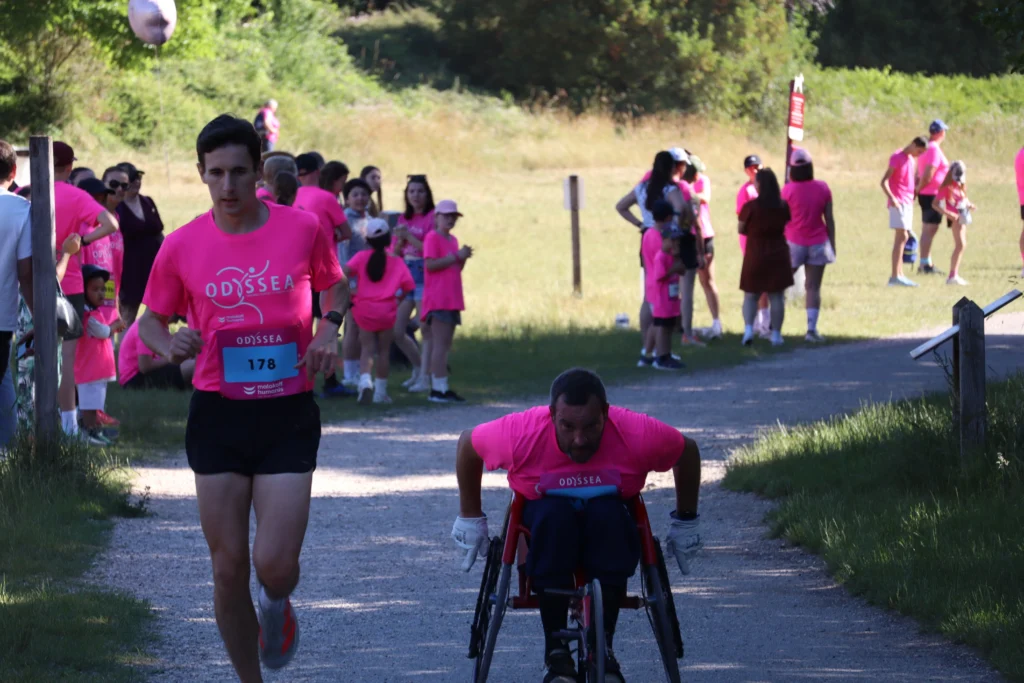 En images. La vague rose d’Odysséa a envahi le lac Kir à Dijon