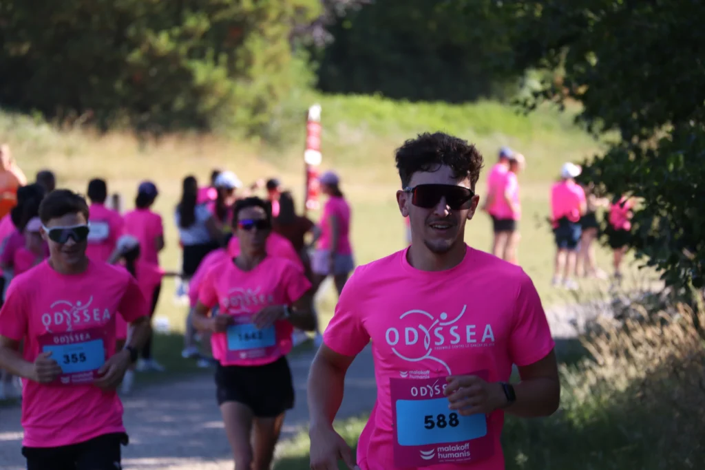 En images. La vague rose d’Odysséa a envahi le lac Kir à Dijon