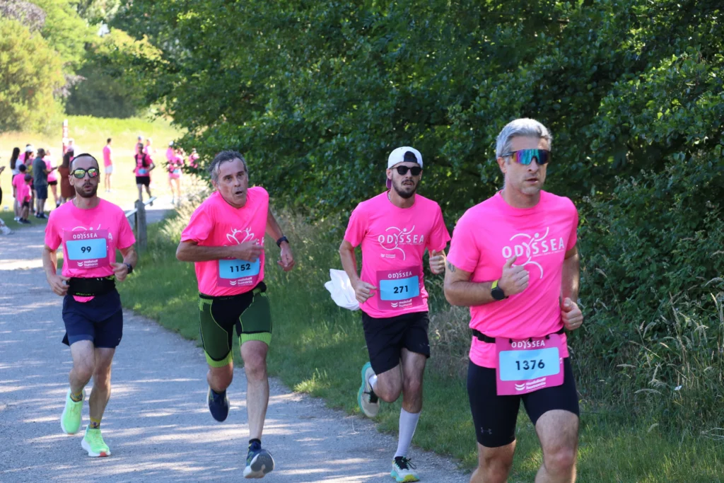 En images. La vague rose d’Odysséa a envahi le lac Kir à Dijon
