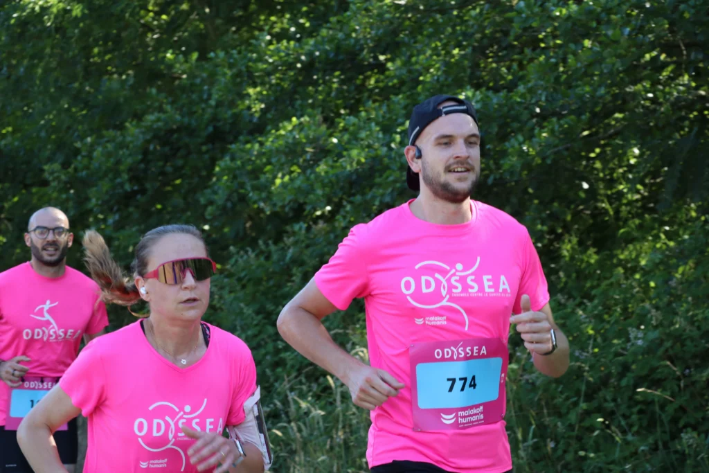 En images. La vague rose d’Odysséa a envahi le lac Kir à Dijon