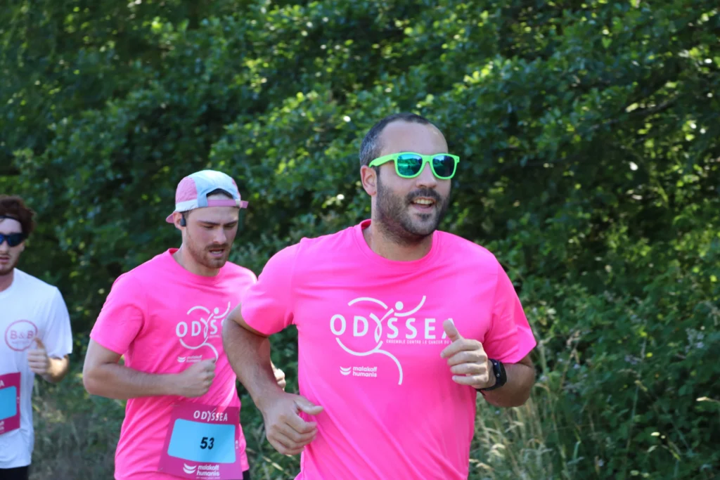 En images. La vague rose d’Odysséa a envahi le lac Kir à Dijon