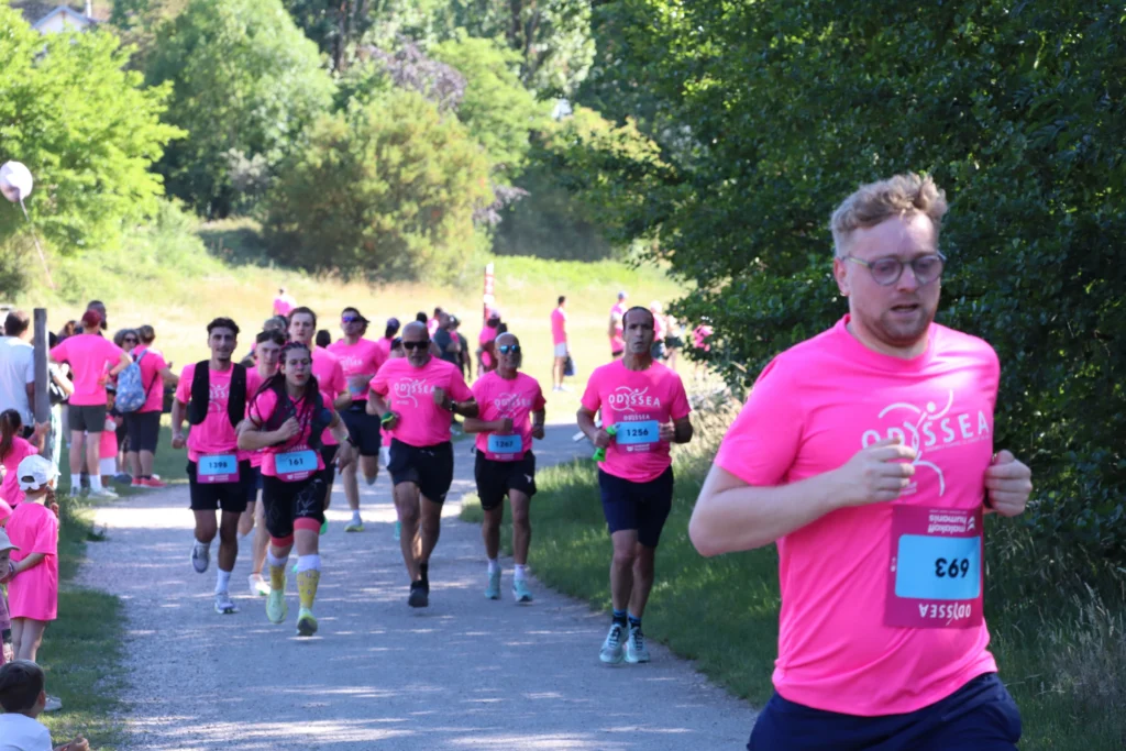 En images. La vague rose d’Odysséa a envahi le lac Kir à Dijon