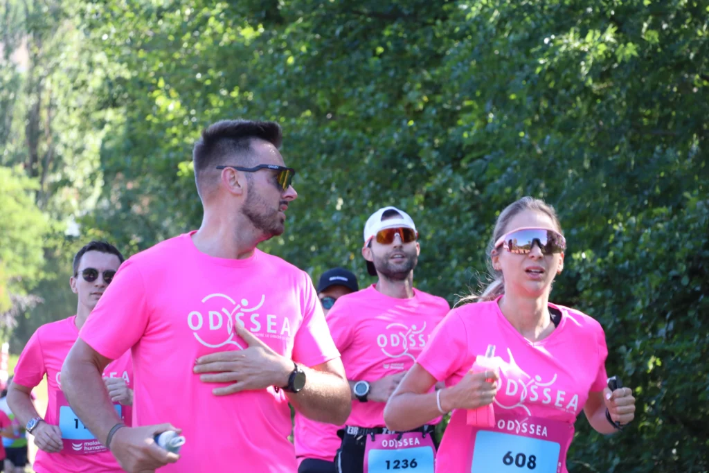 En images. La vague rose d’Odysséa a envahi le lac Kir à Dijon