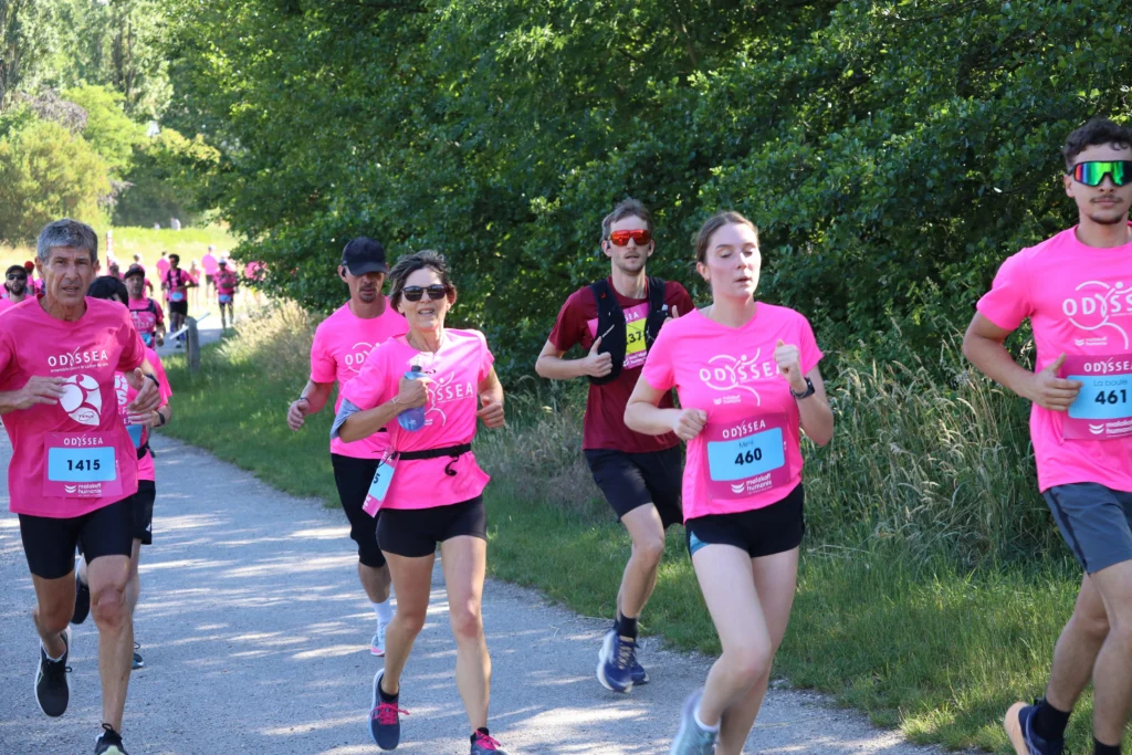 En images. La vague rose d’Odysséa a envahi le lac Kir à Dijon