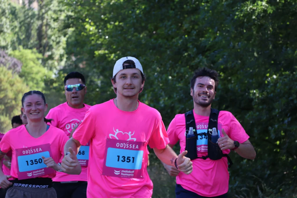 En images. La vague rose d’Odysséa a envahi le lac Kir à Dijon
