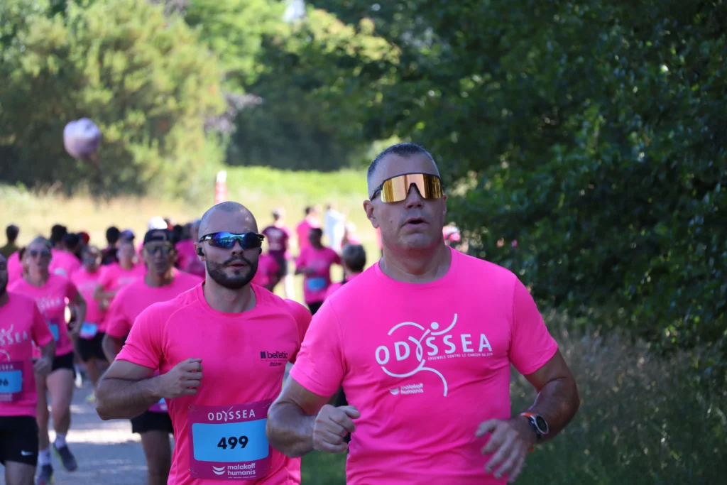 En images. La vague rose d’Odysséa a envahi le lac Kir à Dijon