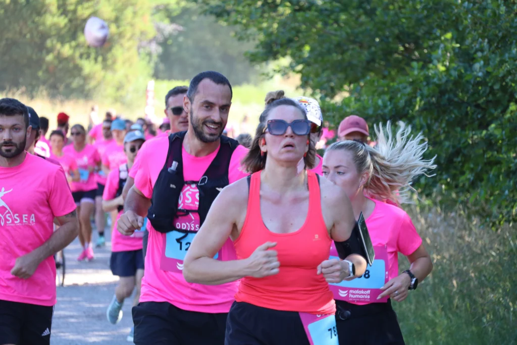 En images. La vague rose d’Odysséa a envahi le lac Kir à Dijon