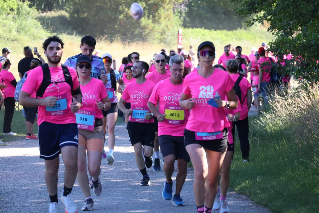 En images. La vague rose d’Odysséa a envahi le lac Kir à Dijon