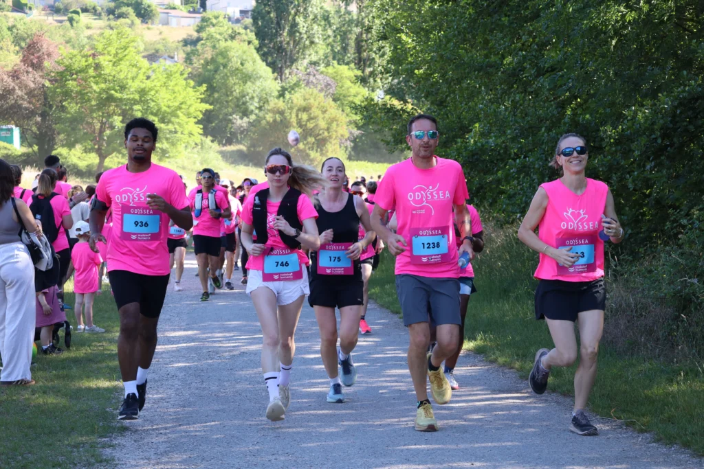 En images. La vague rose d’Odysséa a envahi le lac Kir à Dijon