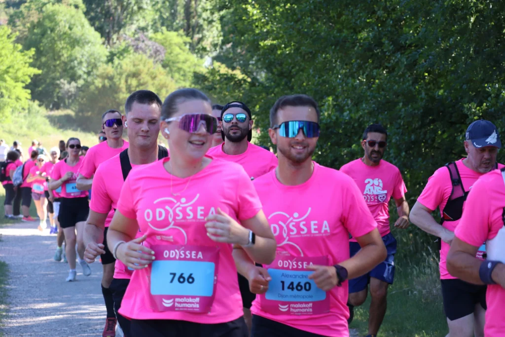 En images. La vague rose d’Odysséa a envahi le lac Kir à Dijon