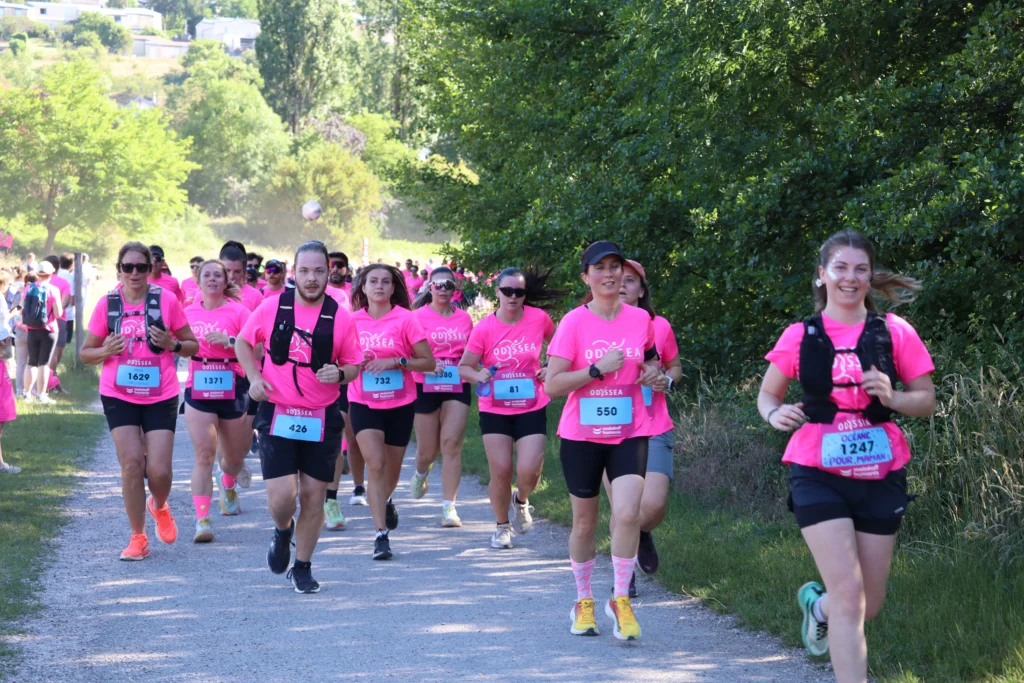 En images. La vague rose d’Odysséa a envahi le lac Kir à Dijon