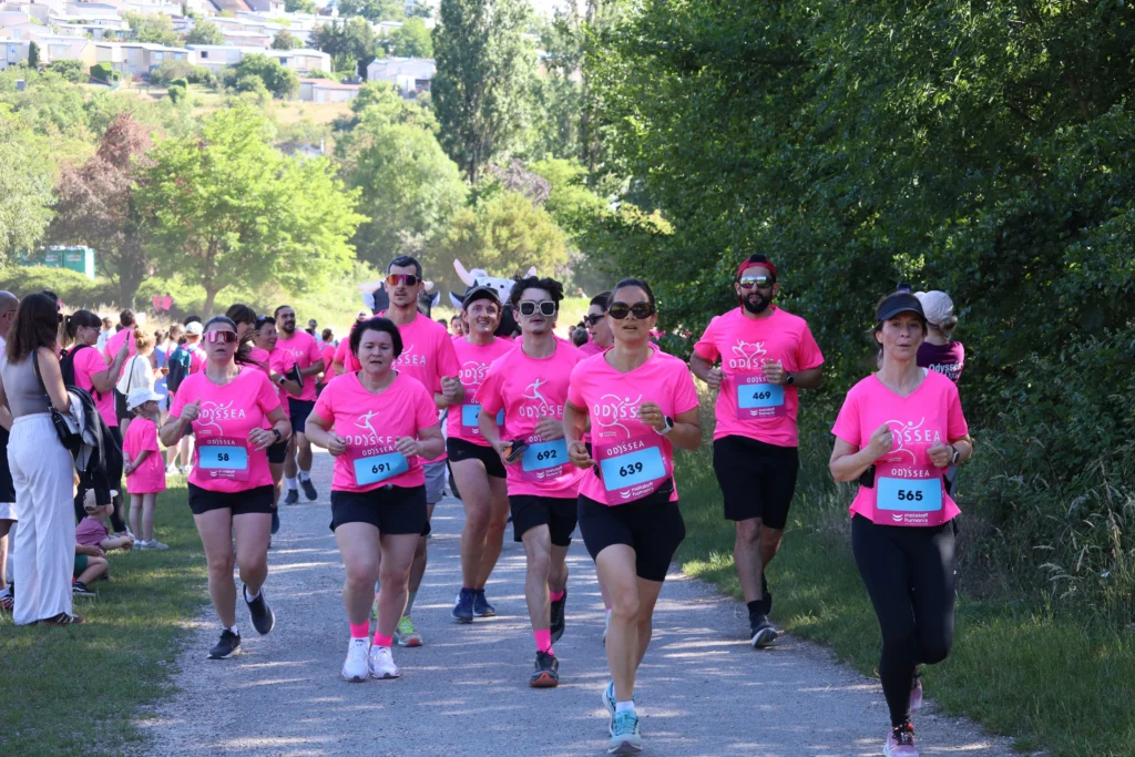 En images. La vague rose d’Odysséa a envahi le lac Kir à Dijon