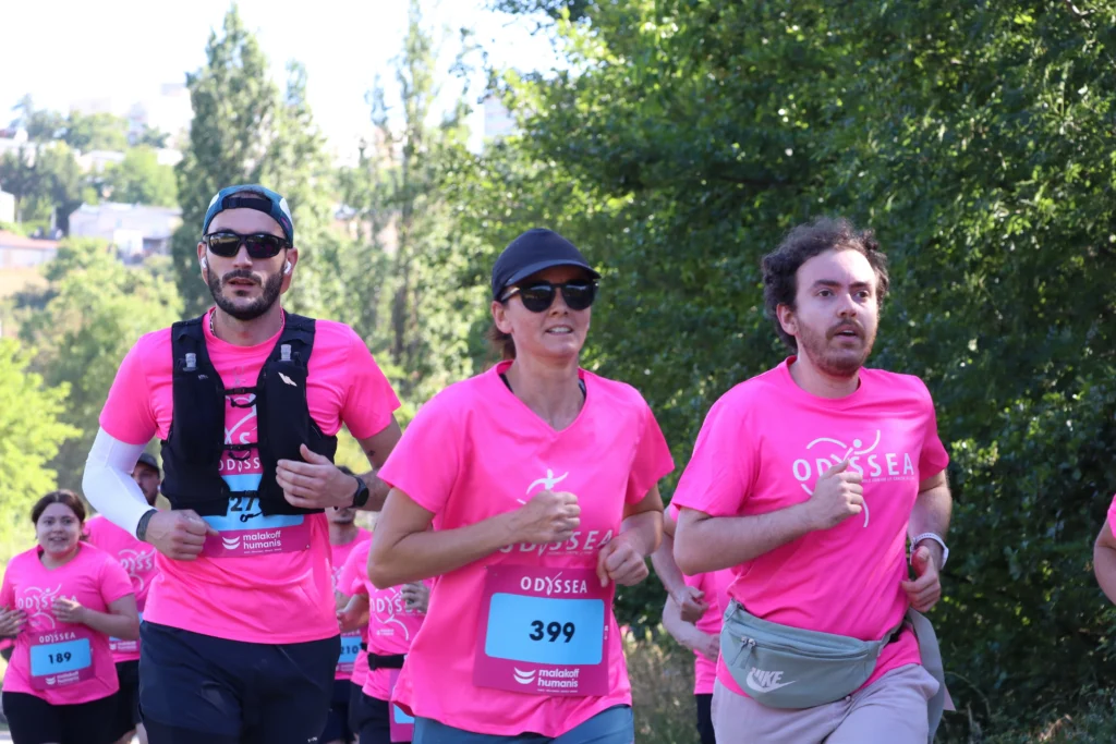 En images. La vague rose d’Odysséa a envahi le lac Kir à Dijon