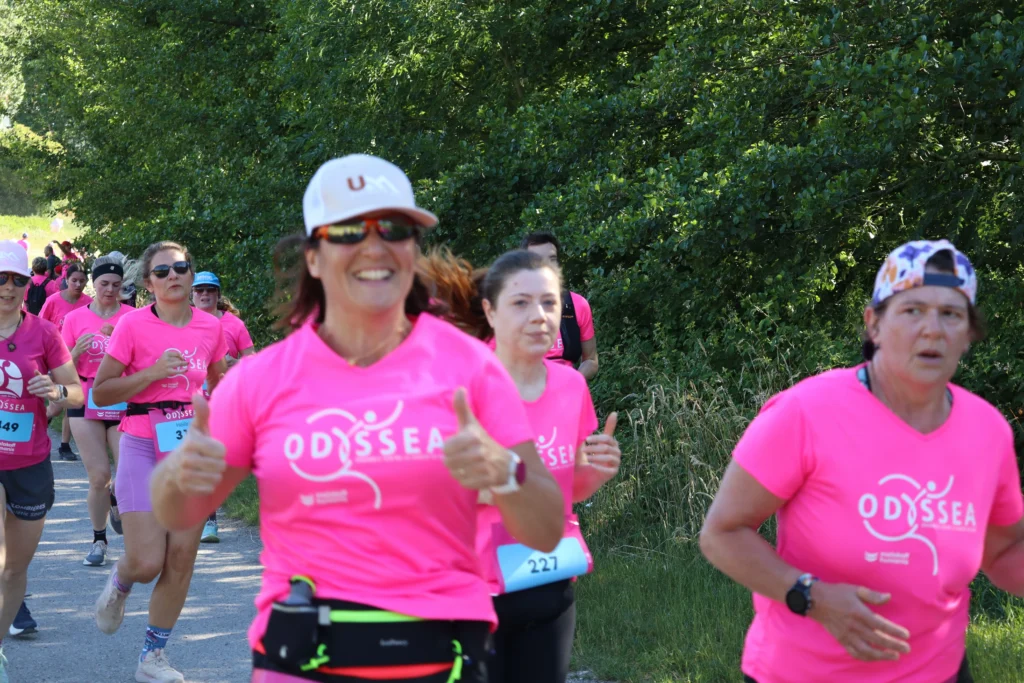 En images. La vague rose d’Odysséa a envahi le lac Kir à Dijon