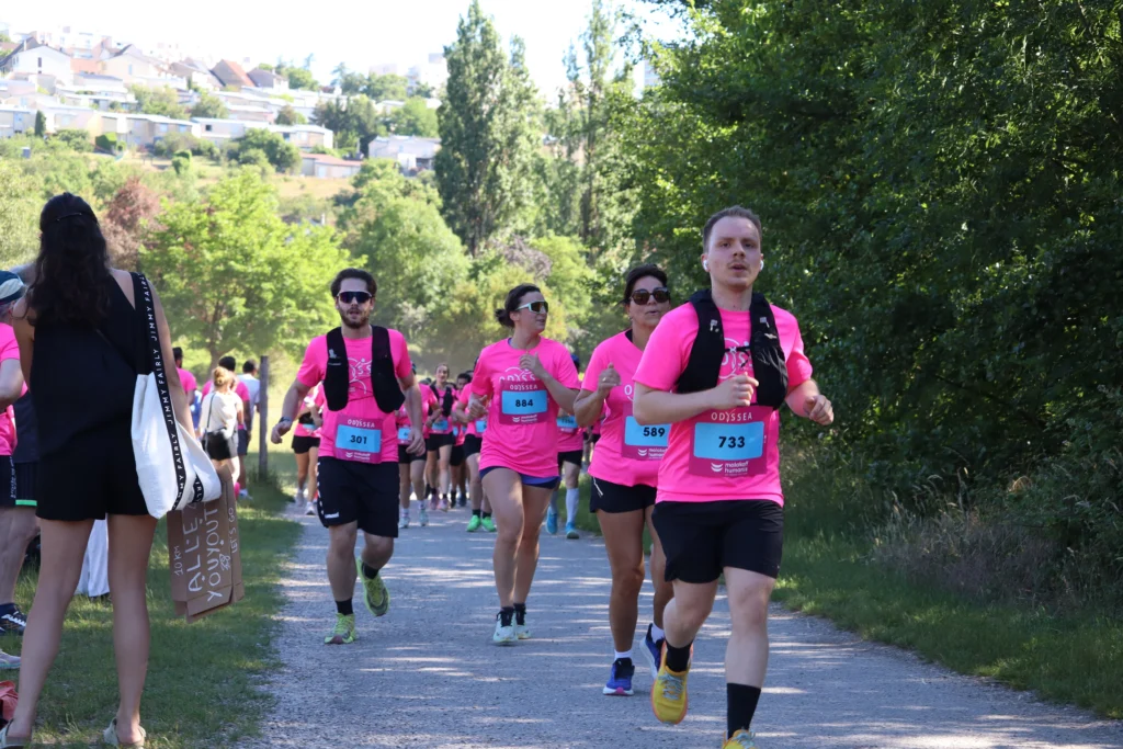 En images. La vague rose d’Odysséa a envahi le lac Kir à Dijon