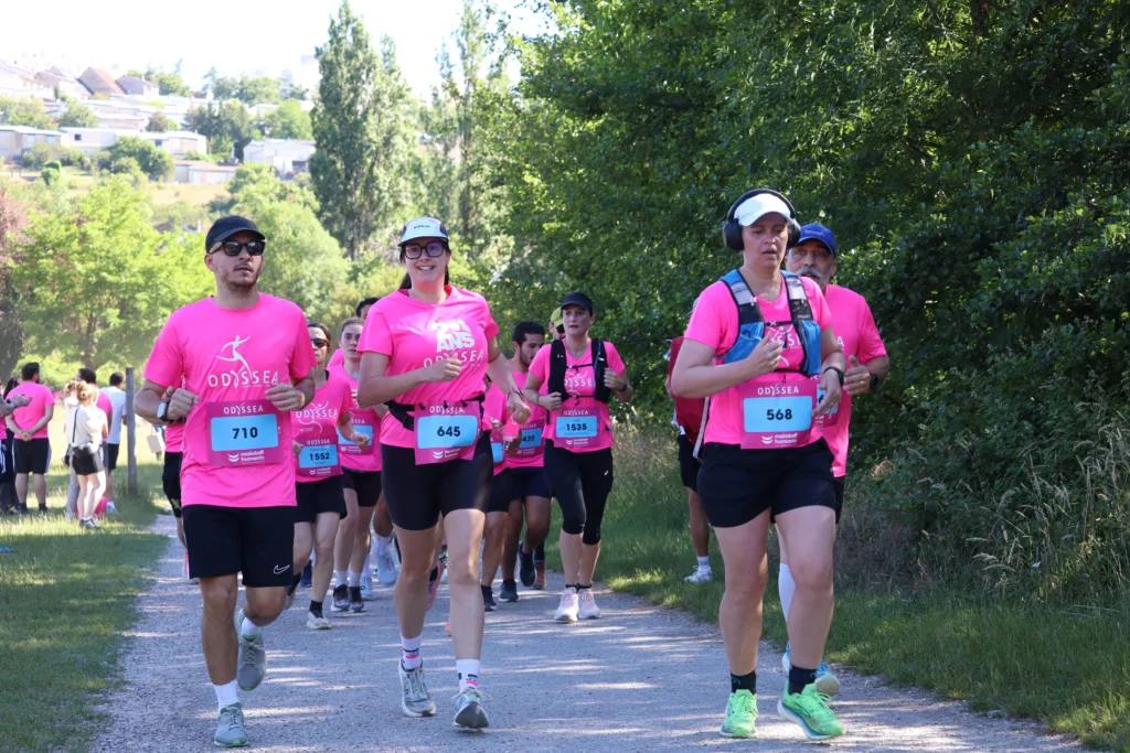 En images. La vague rose d’Odysséa a envahi le lac Kir à Dijon