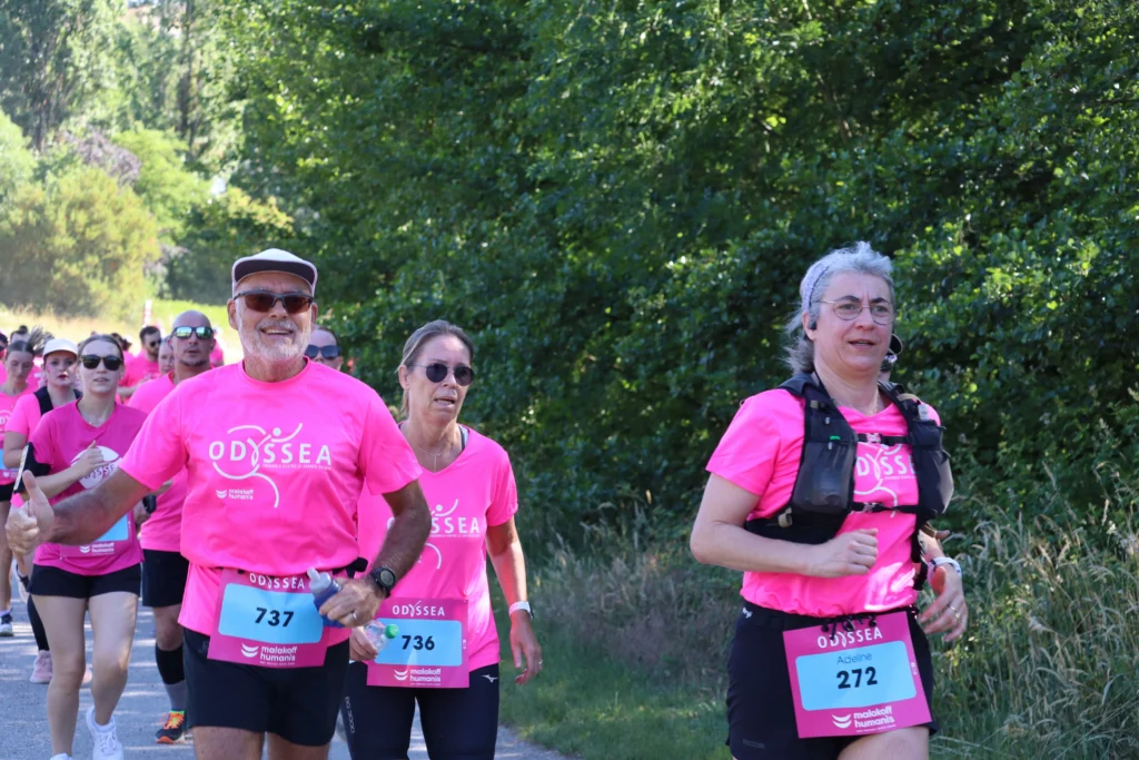 En images. La vague rose d’Odysséa a envahi le lac Kir à Dijon