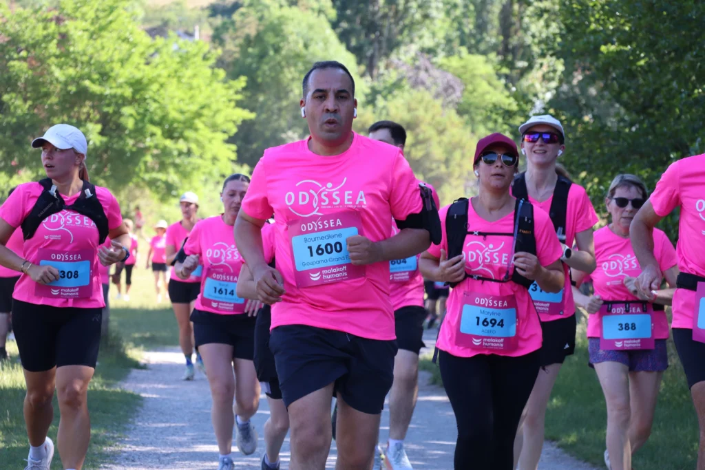 En images. La vague rose d’Odysséa a envahi le lac Kir à Dijon