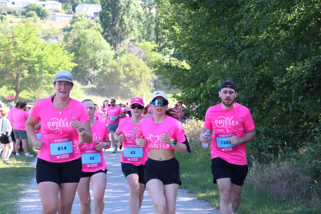 En images. La vague rose d’Odysséa a envahi le lac Kir à Dijon
