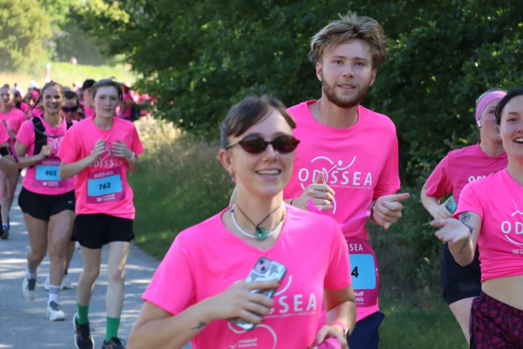 En images. La vague rose d’Odysséa a envahi le lac Kir à Dijon