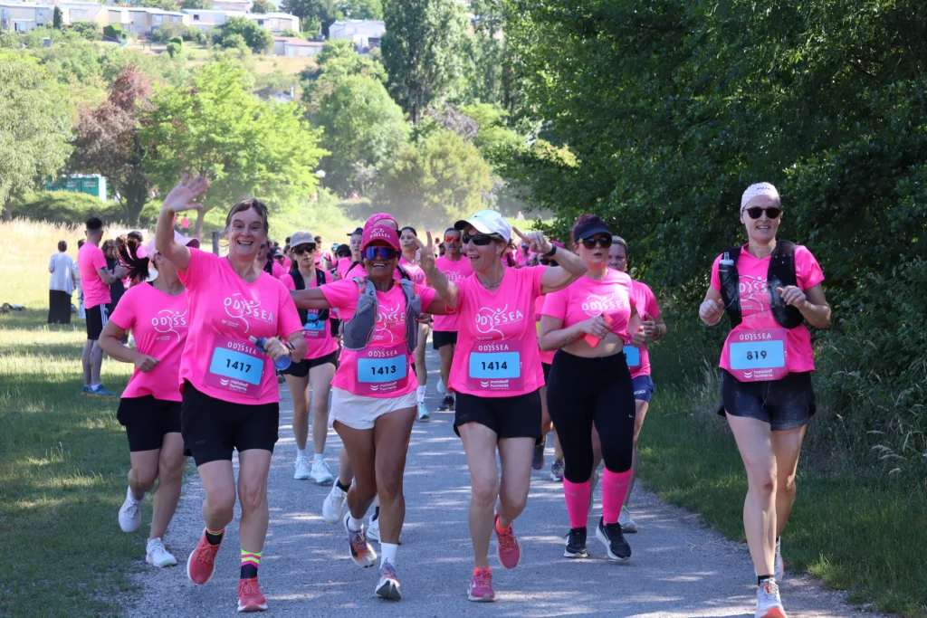 En images. La vague rose d’Odysséa a envahi le lac Kir à Dijon