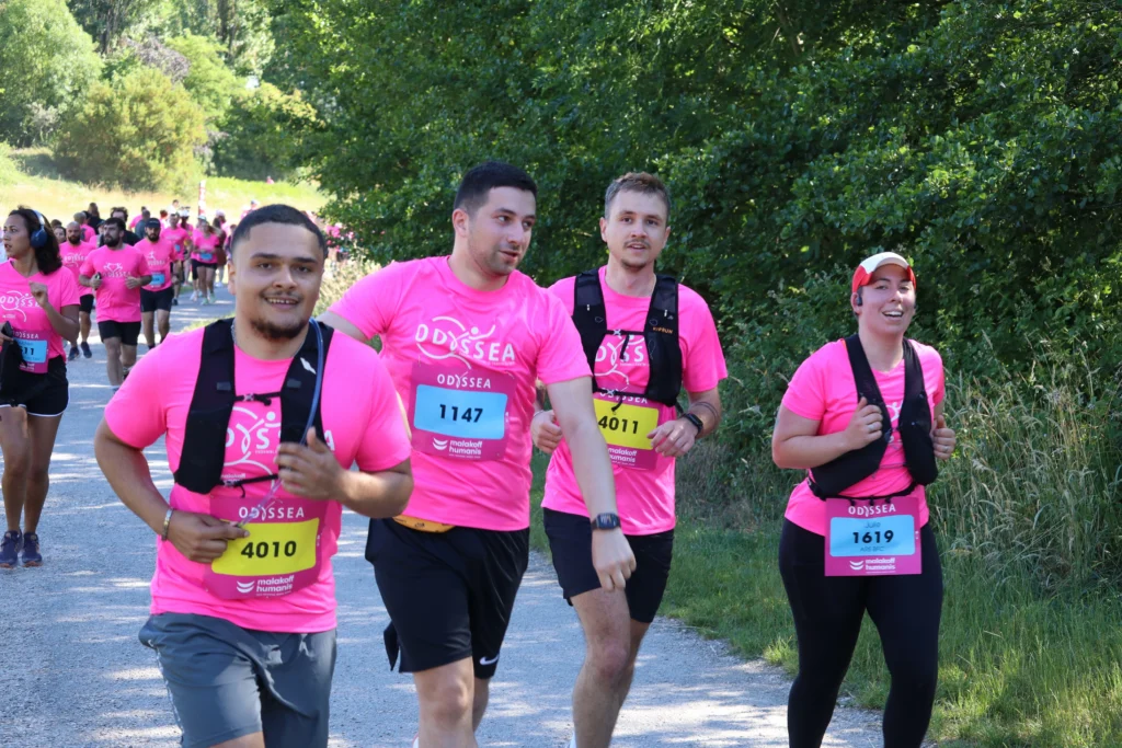 En images. La vague rose d’Odysséa a envahi le lac Kir à Dijon