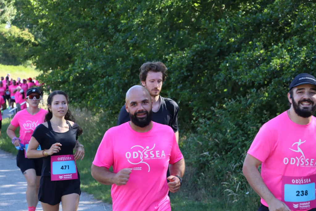 En images. La vague rose d’Odysséa a envahi le lac Kir à Dijon