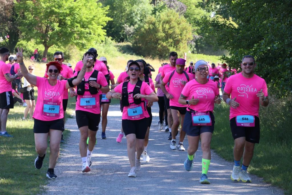 En images. La vague rose d’Odysséa a envahi le lac Kir à Dijon