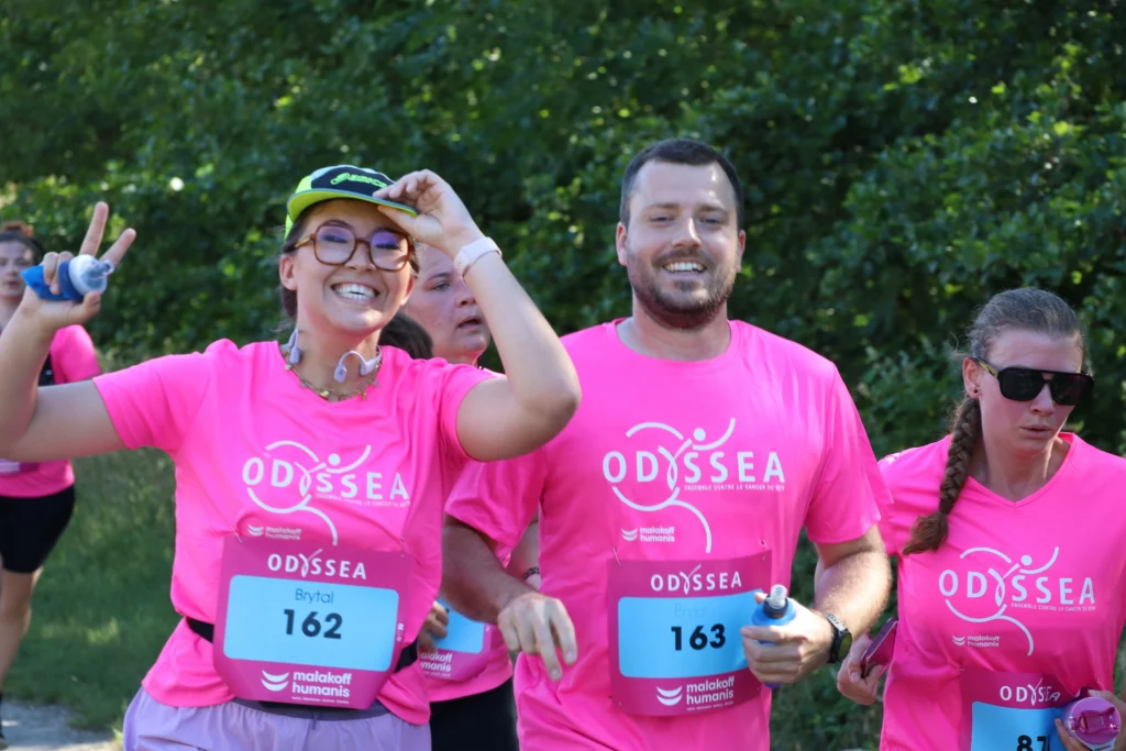 En images. La vague rose d’Odysséa a envahi le lac Kir à Dijon