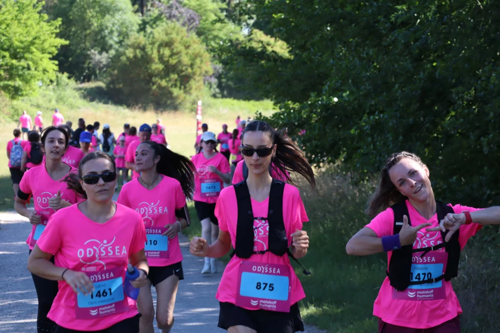 En images. La vague rose d’Odysséa a envahi le lac Kir à Dijon