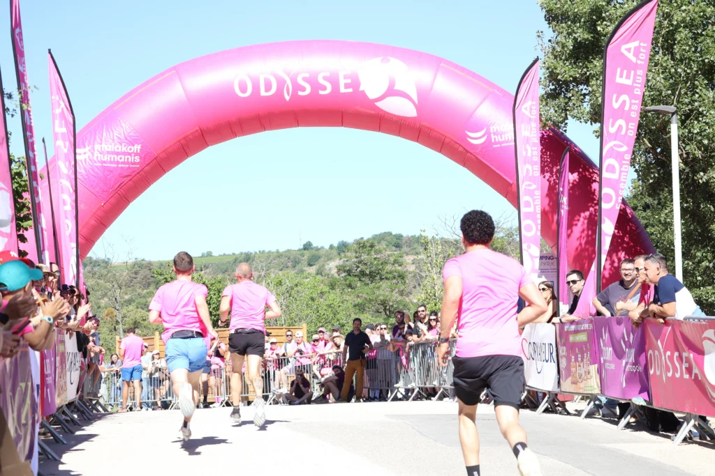 En images. La vague rose d’Odysséa a envahi le lac Kir à Dijon
