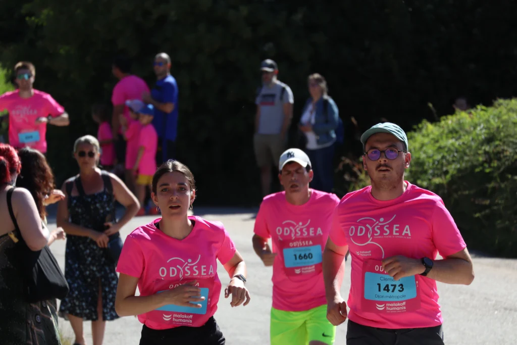 En images. La vague rose d’Odysséa a envahi le lac Kir à Dijon