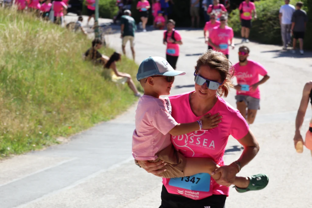 En images. La vague rose d’Odysséa a envahi le lac Kir à Dijon