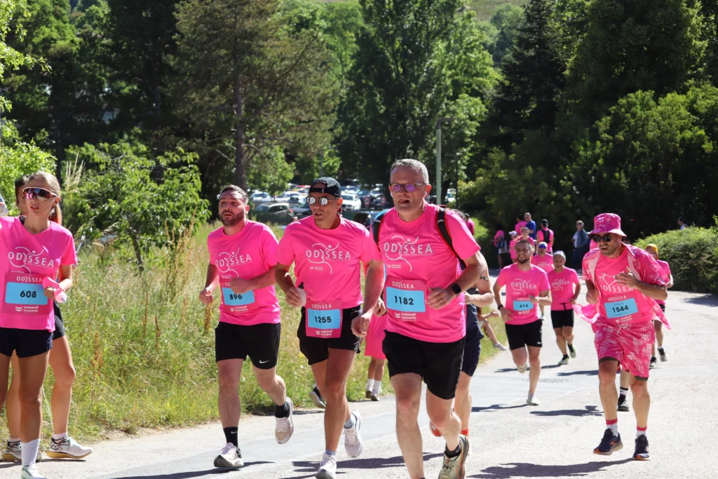 En images. La vague rose d’Odysséa a envahi le lac Kir à Dijon