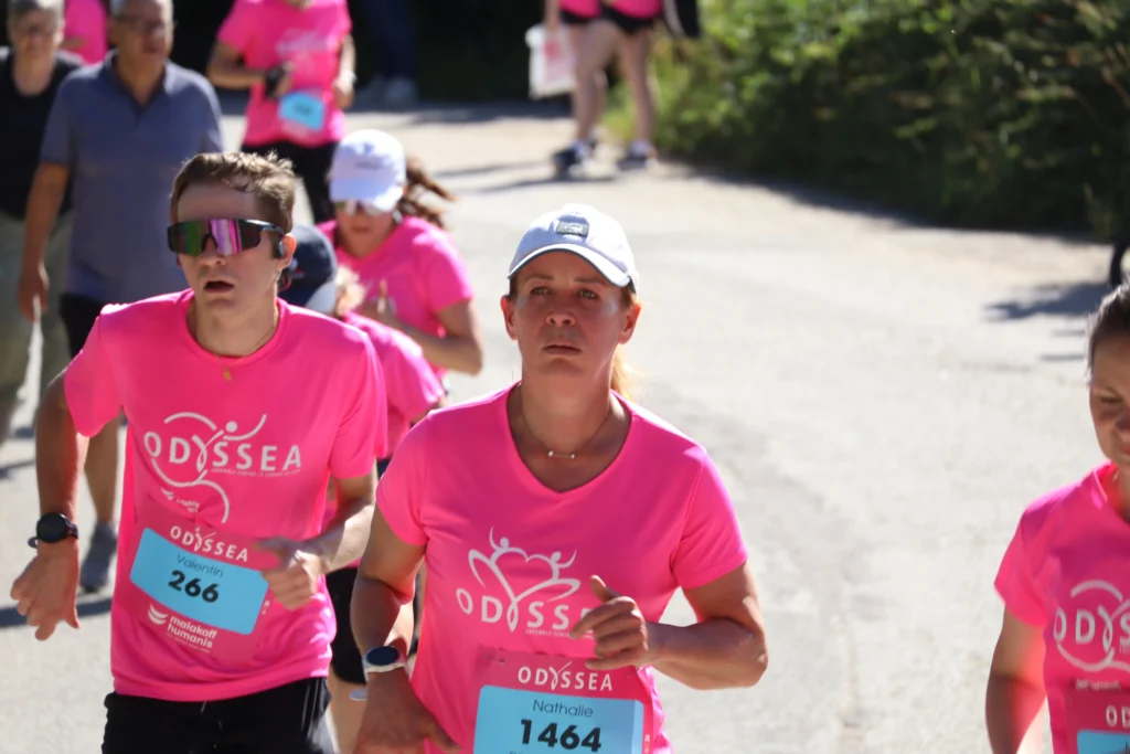 En images. La vague rose d’Odysséa a envahi le lac Kir à Dijon