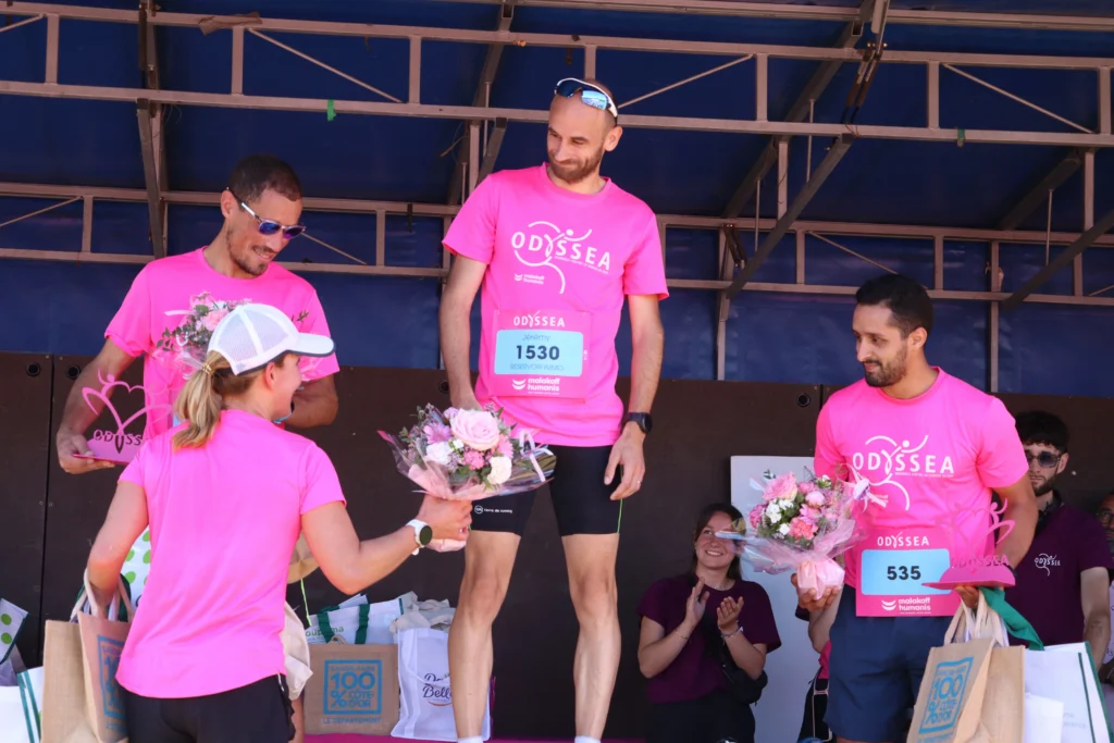 En images. La vague rose d’Odysséa a envahi le lac Kir à Dijon