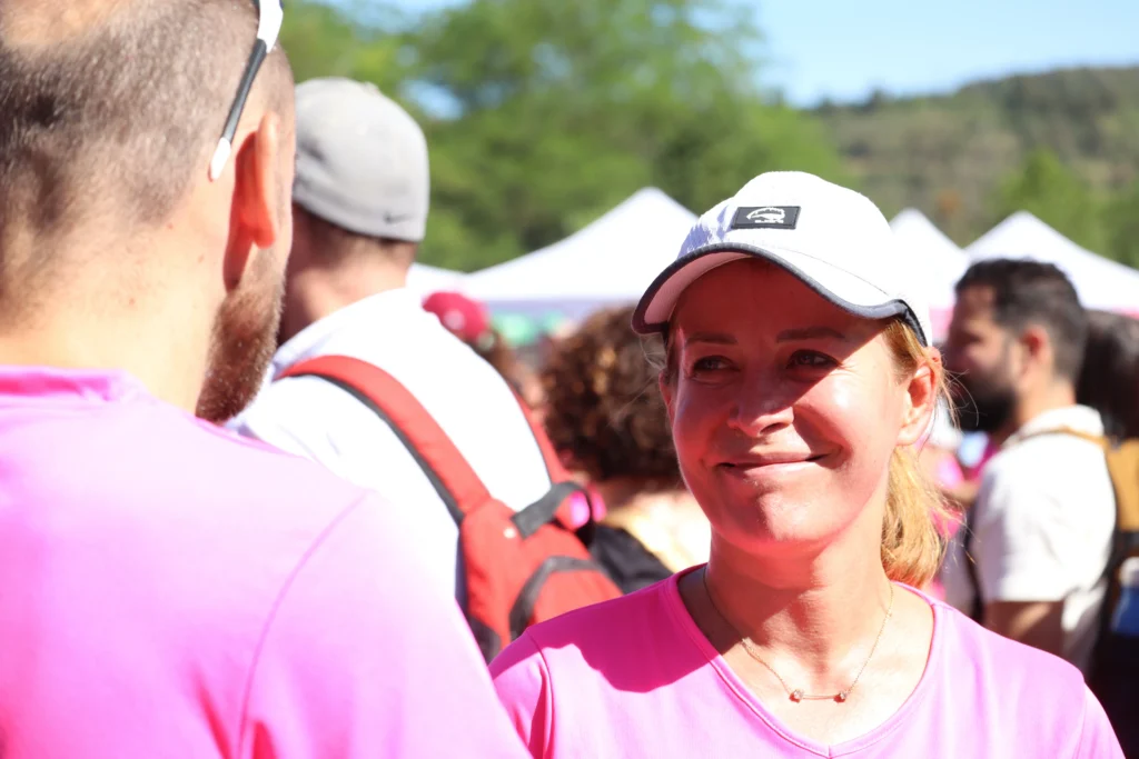 En images. La vague rose d’Odysséa a envahi le lac Kir à Dijon