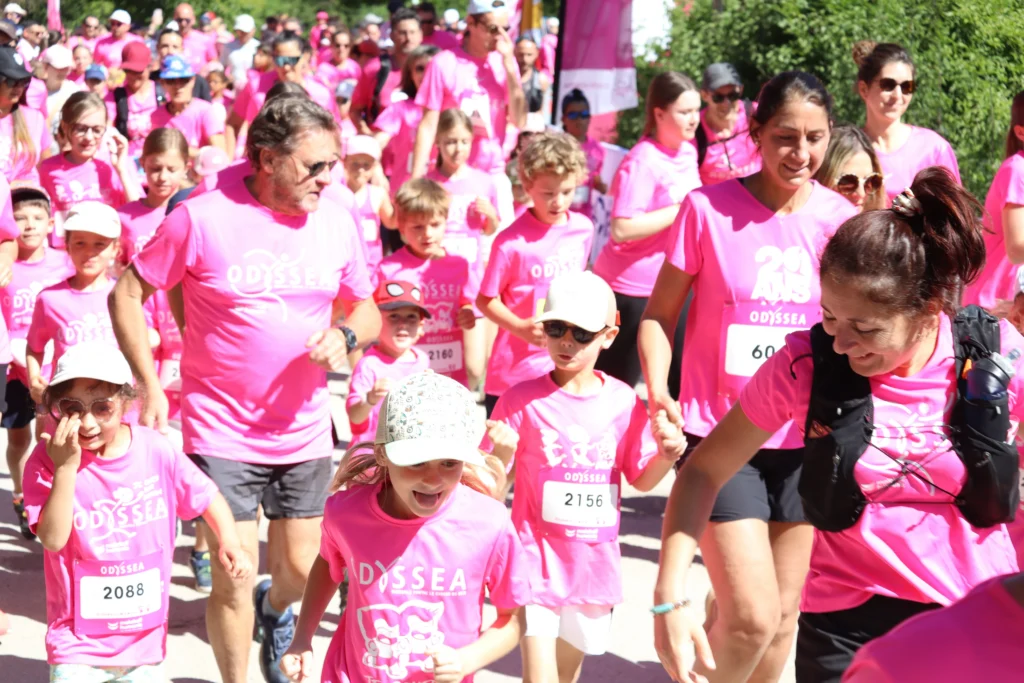 En images. La vague rose d’Odysséa a envahi le lac Kir à Dijon