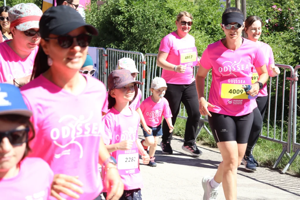 En images. La vague rose d’Odysséa a envahi le lac Kir à Dijon