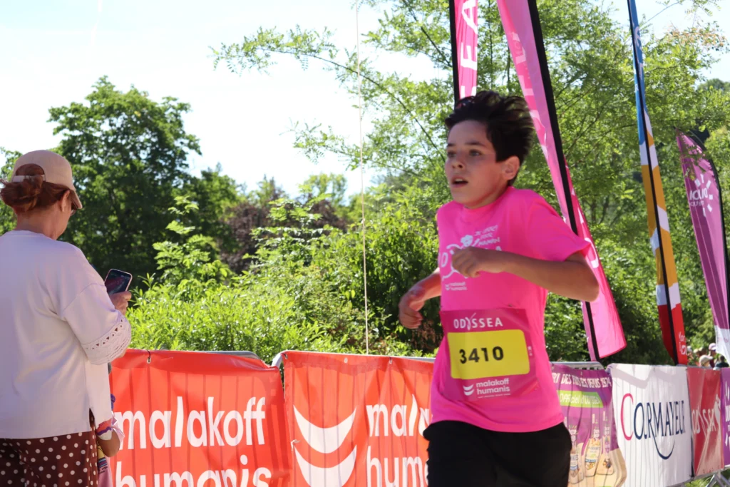 En images. La vague rose d’Odysséa a envahi le lac Kir à Dijon
