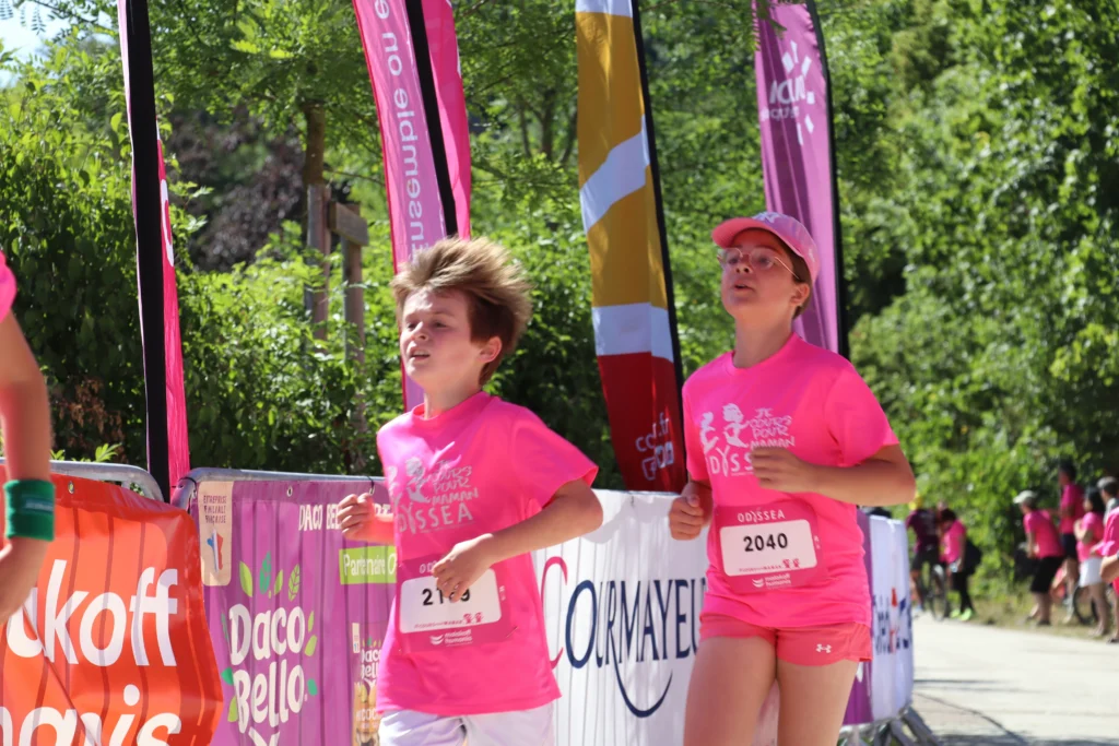 En images. La vague rose d’Odysséa a envahi le lac Kir à Dijon