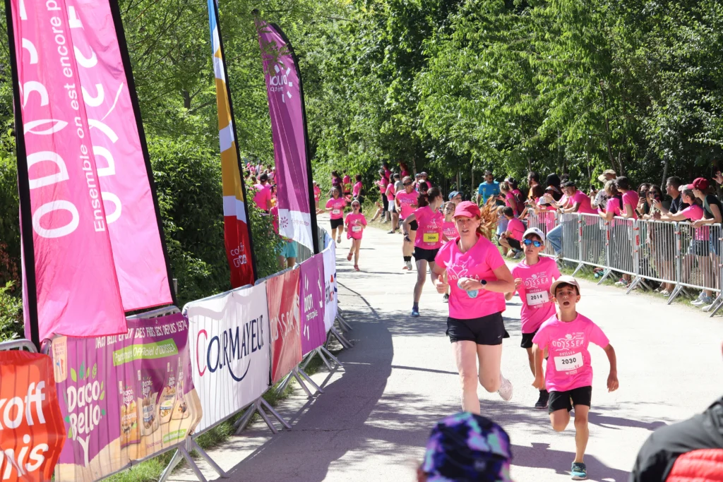 En images. La vague rose d’Odysséa a envahi le lac Kir à Dijon