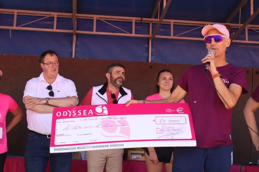 En images. La vague rose d’Odysséa a envahi le lac Kir à Dijon
