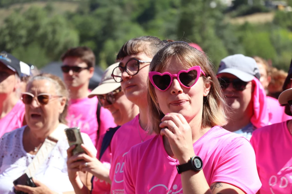 En images. La vague rose d’Odysséa a envahi le lac Kir à Dijon