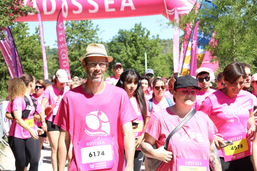 En images. La vague rose d’Odysséa a envahi le lac Kir à Dijon