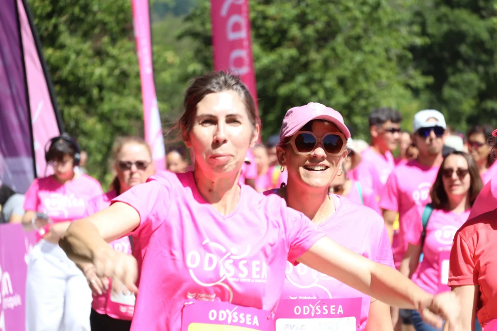 En images. La vague rose d’Odysséa a envahi le lac Kir à Dijon