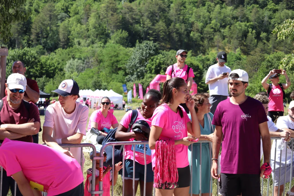 En images. La vague rose d’Odysséa a envahi le lac Kir à Dijon