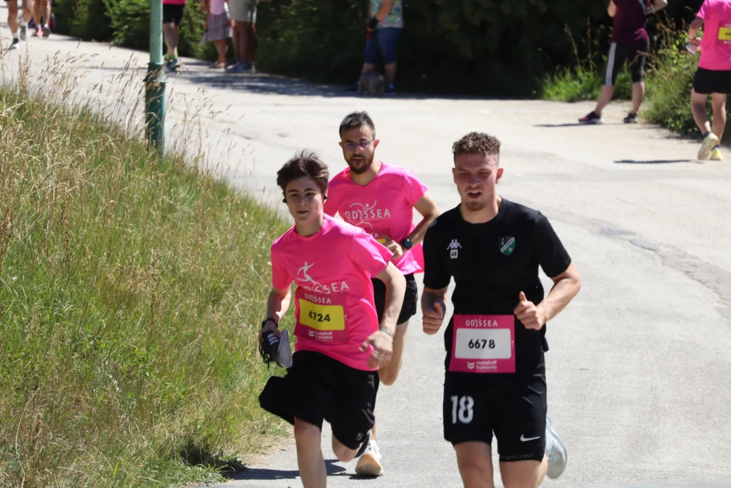En images. La vague rose d’Odysséa a envahi le lac Kir à Dijon