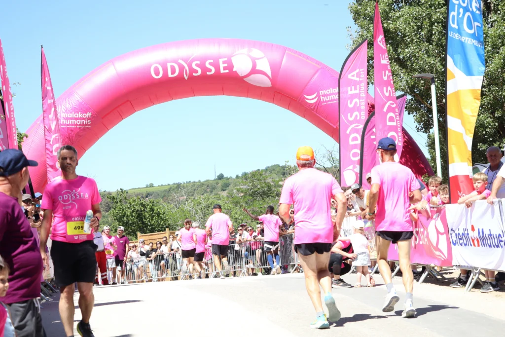 En images. La vague rose d’Odysséa a envahi le lac Kir à Dijon