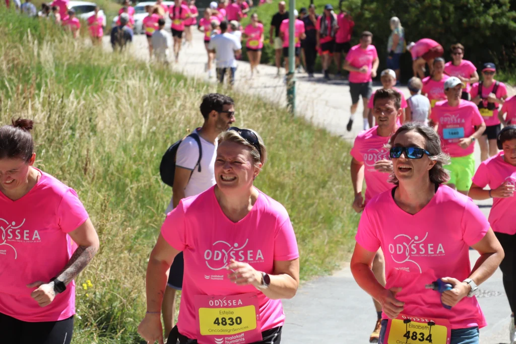 En images. La vague rose d’Odysséa a envahi le lac Kir à Dijon